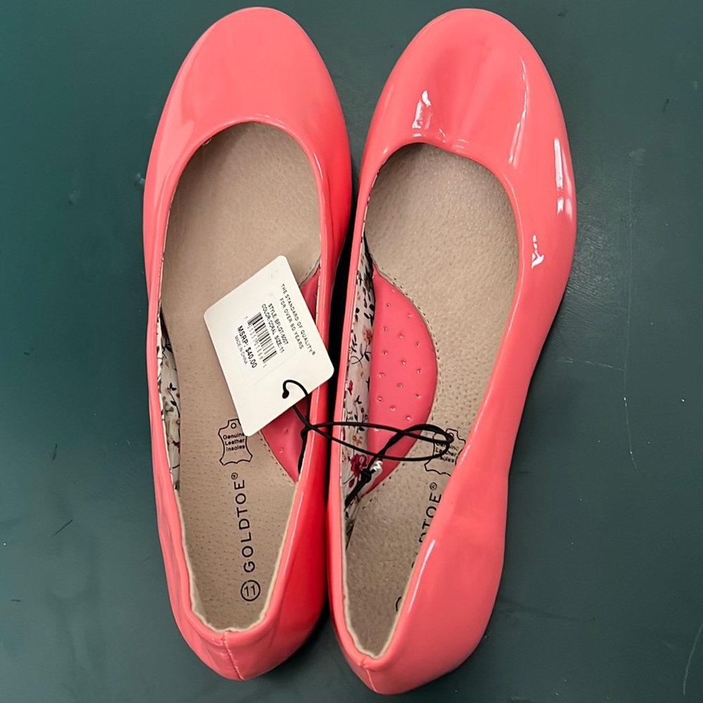 NWT Gold Toe patent leather flats